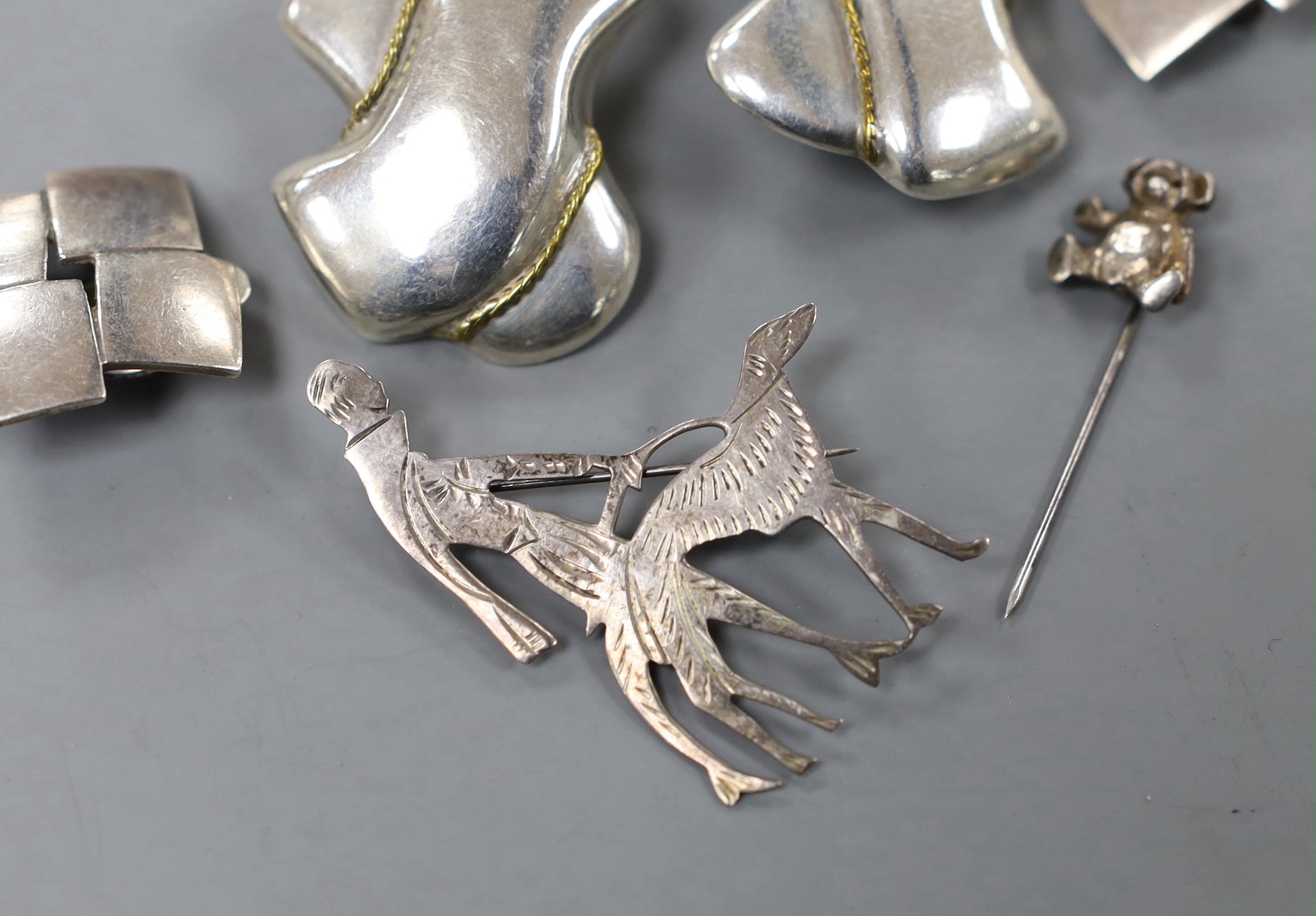 Sterling jewellery to include two pairs of earrings, a brooch and a tiepin.